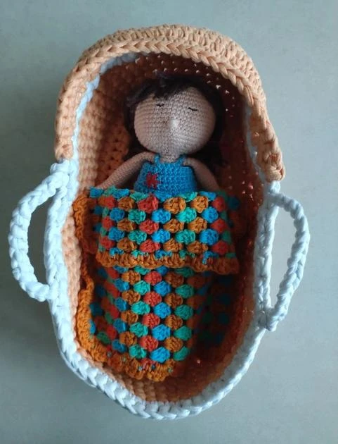 Panier à riz fait main avec couverture pour poupée tricotée – photo 2
